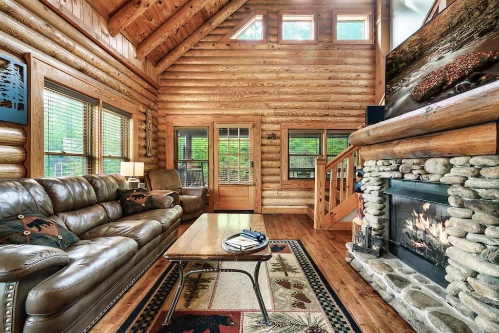 2 Miles From Dollywood Family Resort With Seasonal Outdoor Swimming Pool, Year Around Heated Indoor Swimming Pool, Townhome Style Cabin, Private Hot Tub, Arcade, Tv, Wifi, Kitchen With Refrigerator, Washer And Dryer พิเจนฟอร์จ ภายนอก รูปภาพ