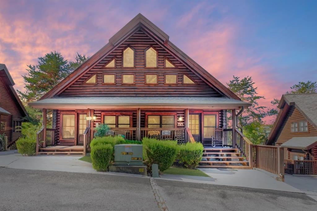 2 Miles From Dollywood Family Resort With Seasonal Outdoor Swimming Pool, Year Around Heated Indoor Swimming Pool, Townhome Style Cabin, Private Hot Tub, Arcade, Tv, Wifi, Kitchen With Refrigerator, Washer And Dryer พิเจนฟอร์จ ภายนอก รูปภาพ