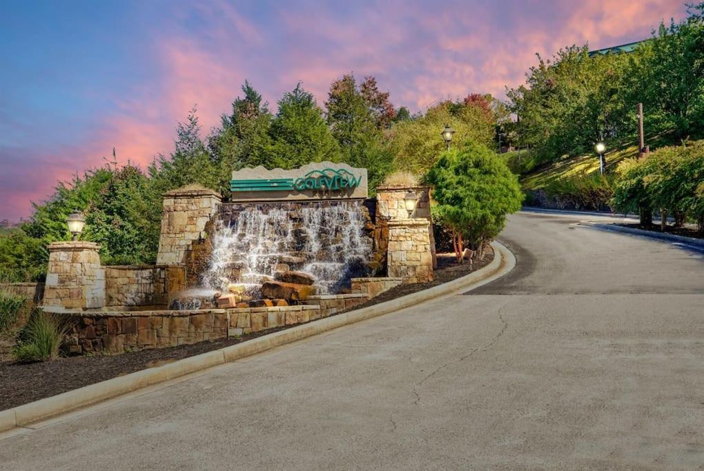 2 Miles From Dollywood Family Resort With Seasonal Outdoor Swimming Pool, Year Around Heated Indoor Swimming Pool, Townhome Style Cabin, Private Hot Tub, Arcade, Tv, Wifi, Kitchen With Refrigerator, Washer And Dryer พิเจนฟอร์จ ภายนอก รูปภาพ