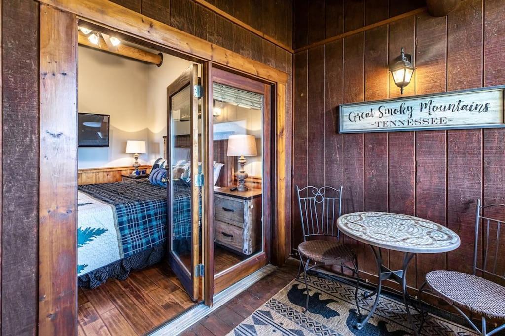 2 Miles From Dollywood Family Resort With Seasonal Outdoor Swimming Pool, Year Around Heated Indoor Swimming Pool, Townhome Style Cabin, Private Hot Tub, Arcade, Tv, Wifi, Kitchen With Refrigerator, Washer And Dryer พิเจนฟอร์จ ภายนอก รูปภาพ