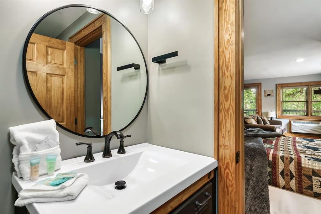 2 Miles From Dollywood Family Resort With Seasonal Outdoor Swimming Pool, Year Around Heated Indoor Swimming Pool, Townhome Style Cabin, Private Hot Tub, Arcade, Tv, Wifi, Kitchen With Refrigerator, Washer And Dryer พิเจนฟอร์จ ภายนอก รูปภาพ