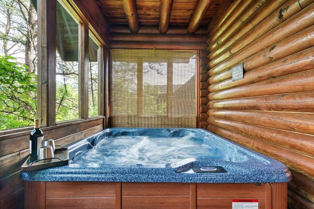 2 Miles From Dollywood Family Resort With Seasonal Outdoor Swimming Pool, Year Around Heated Indoor Swimming Pool, Townhome Style Cabin, Private Hot Tub, Arcade, Tv, Wifi, Kitchen With Refrigerator, Washer And Dryer พิเจนฟอร์จ ภายนอก รูปภาพ