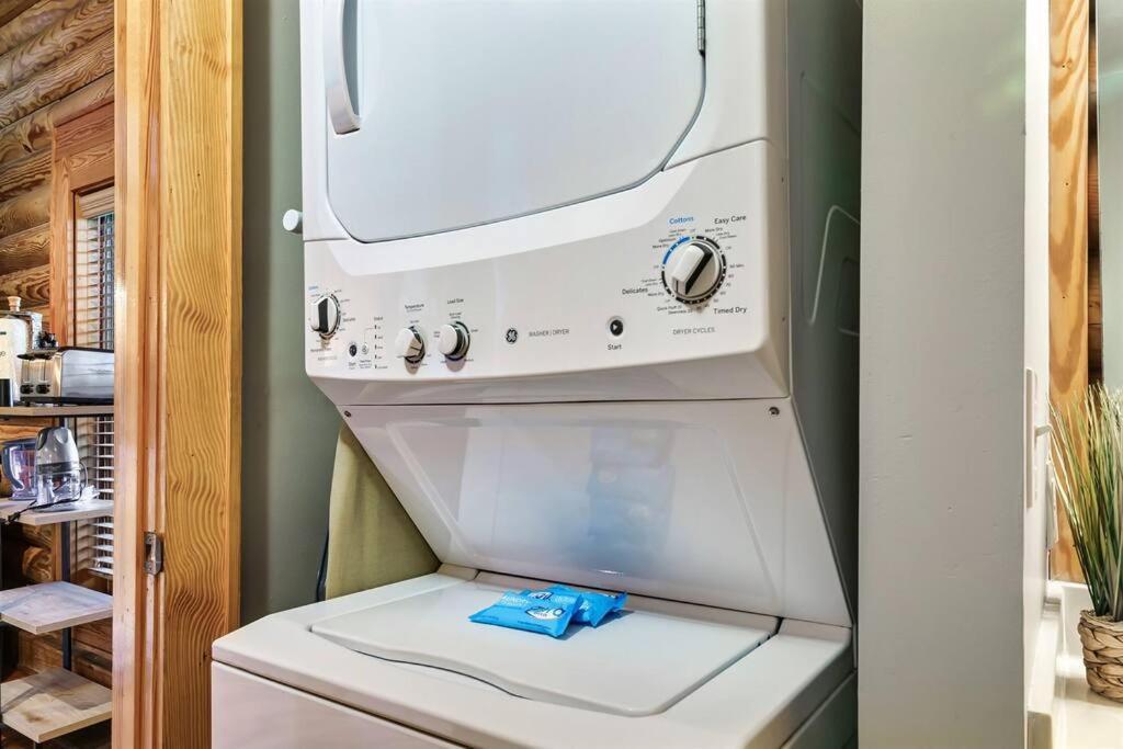 2 Miles From Dollywood Family Resort With Seasonal Outdoor Swimming Pool, Year Around Heated Indoor Swimming Pool, Townhome Style Cabin, Private Hot Tub, Arcade, Tv, Wifi, Kitchen With Refrigerator, Washer And Dryer พิเจนฟอร์จ ภายนอก รูปภาพ
