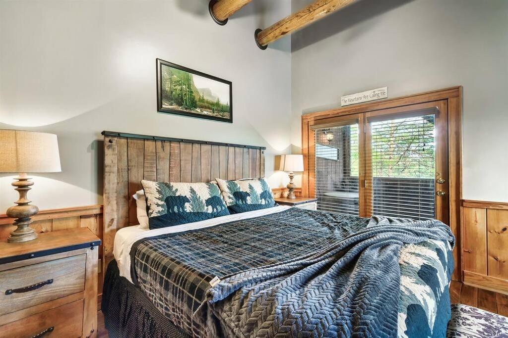 2 Miles From Dollywood Family Resort With Seasonal Outdoor Swimming Pool, Year Around Heated Indoor Swimming Pool, Townhome Style Cabin, Private Hot Tub, Arcade, Tv, Wifi, Kitchen With Refrigerator, Washer And Dryer พิเจนฟอร์จ ภายนอก รูปภาพ