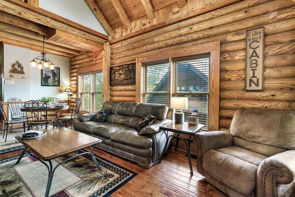 2 Miles From Dollywood Family Resort With Seasonal Outdoor Swimming Pool, Year Around Heated Indoor Swimming Pool, Townhome Style Cabin, Private Hot Tub, Arcade, Tv, Wifi, Kitchen With Refrigerator, Washer And Dryer พิเจนฟอร์จ ภายนอก รูปภาพ