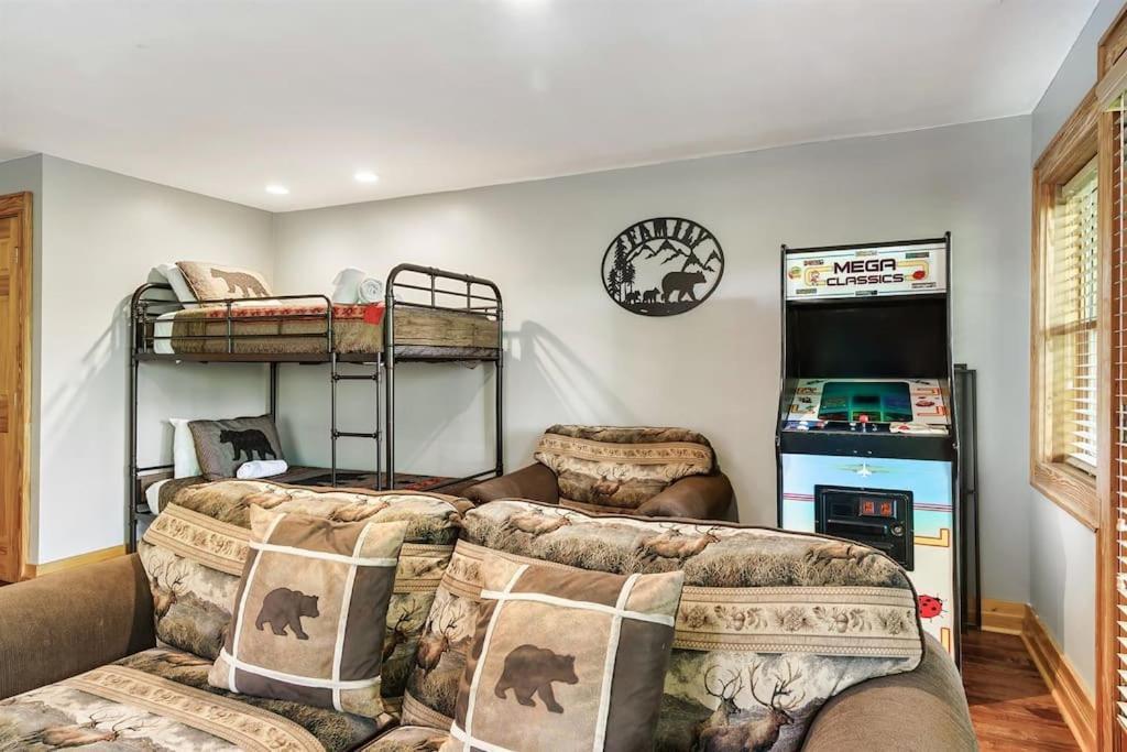 2 Miles From Dollywood Family Resort With Seasonal Outdoor Swimming Pool, Year Around Heated Indoor Swimming Pool, Townhome Style Cabin, Private Hot Tub, Arcade, Tv, Wifi, Kitchen With Refrigerator, Washer And Dryer พิเจนฟอร์จ ภายนอก รูปภาพ
