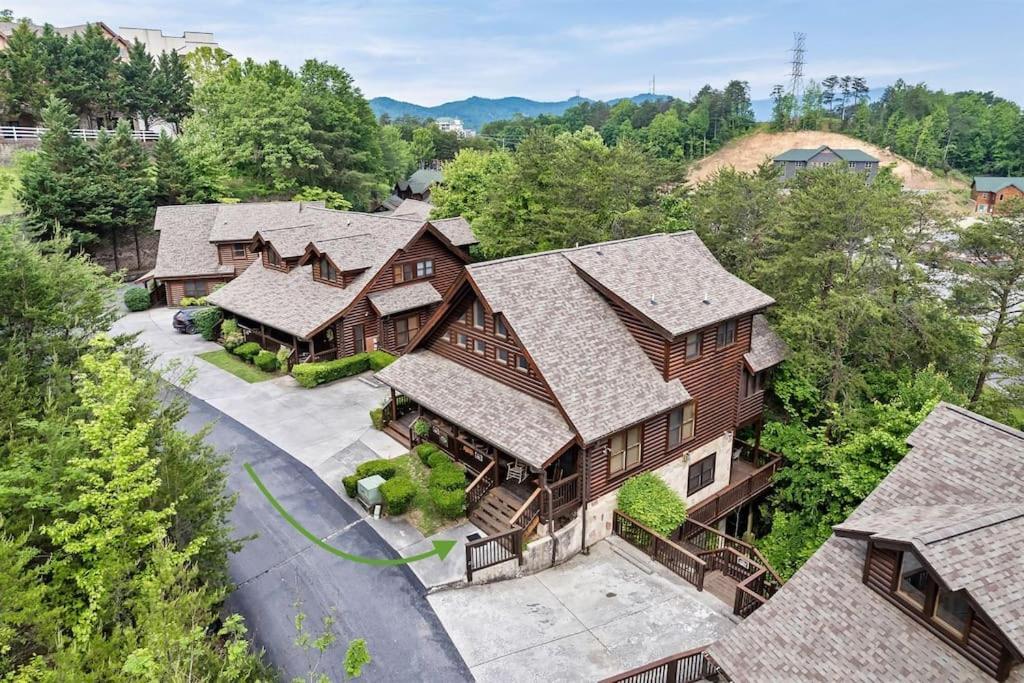 2 Miles From Dollywood Family Resort With Seasonal Outdoor Swimming Pool, Year Around Heated Indoor Swimming Pool, Townhome Style Cabin, Private Hot Tub, Arcade, Tv, Wifi, Kitchen With Refrigerator, Washer And Dryer พิเจนฟอร์จ ภายนอก รูปภาพ
