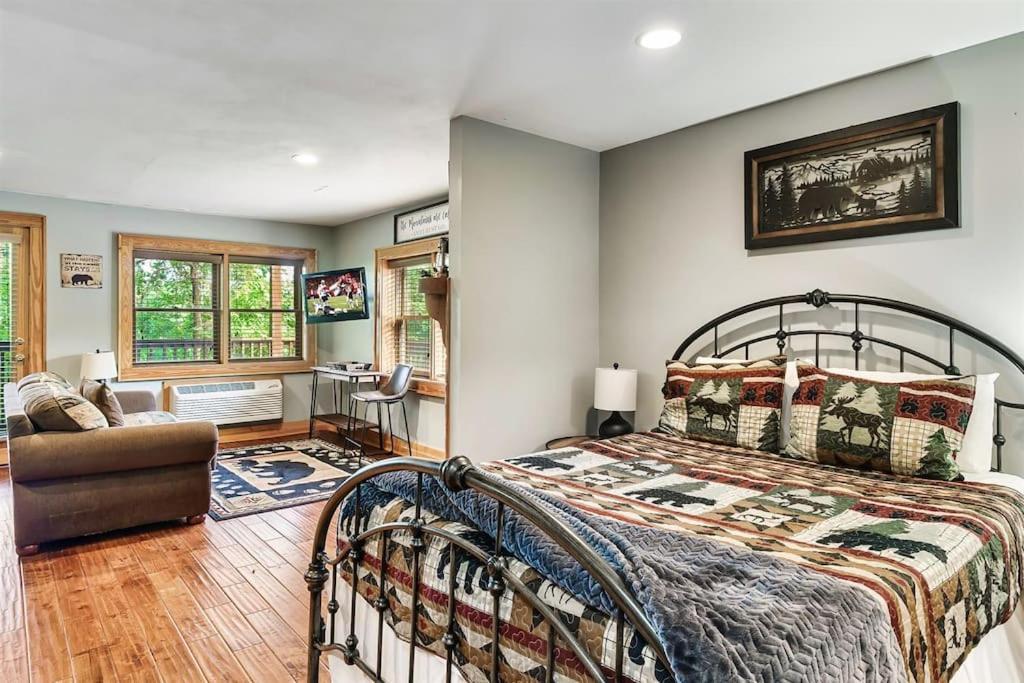 2 Miles From Dollywood Family Resort With Seasonal Outdoor Swimming Pool, Year Around Heated Indoor Swimming Pool, Townhome Style Cabin, Private Hot Tub, Arcade, Tv, Wifi, Kitchen With Refrigerator, Washer And Dryer พิเจนฟอร์จ ภายนอก รูปภาพ