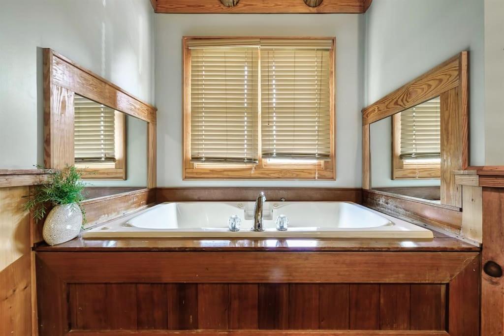 2 Miles From Dollywood Family Resort With Seasonal Outdoor Swimming Pool, Year Around Heated Indoor Swimming Pool, Townhome Style Cabin, Private Hot Tub, Arcade, Tv, Wifi, Kitchen With Refrigerator, Washer And Dryer พิเจนฟอร์จ ภายนอก รูปภาพ