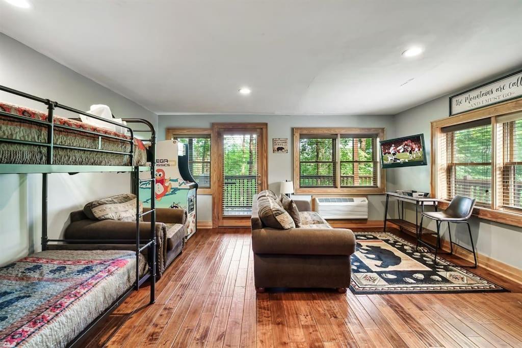 2 Miles From Dollywood Family Resort With Seasonal Outdoor Swimming Pool, Year Around Heated Indoor Swimming Pool, Townhome Style Cabin, Private Hot Tub, Arcade, Tv, Wifi, Kitchen With Refrigerator, Washer And Dryer พิเจนฟอร์จ ภายนอก รูปภาพ