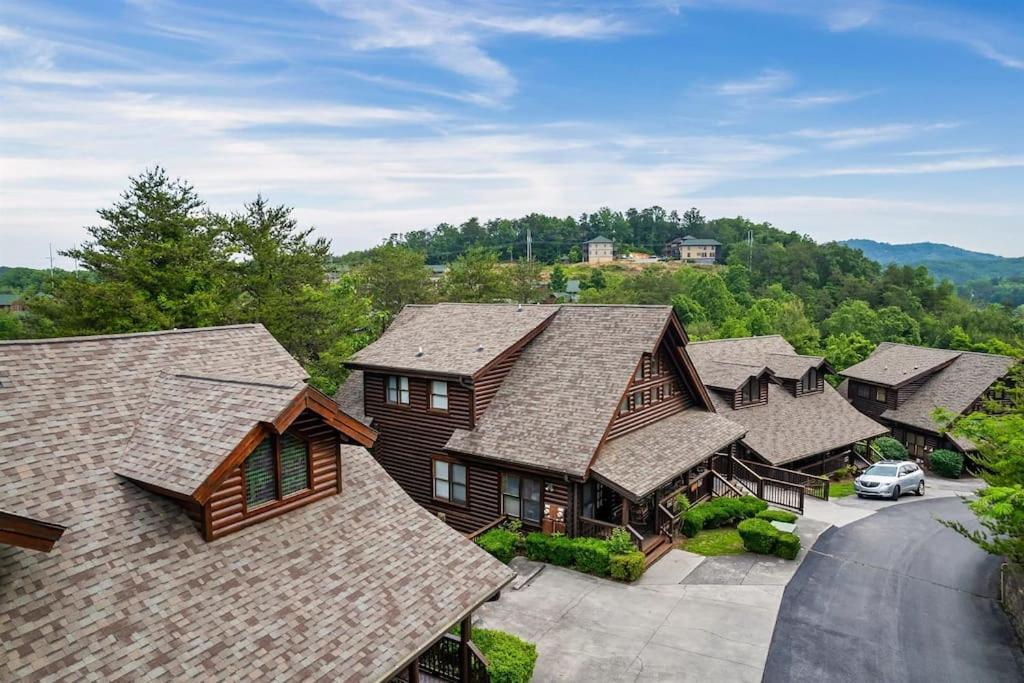 2 Miles From Dollywood Family Resort With Seasonal Outdoor Swimming Pool, Year Around Heated Indoor Swimming Pool, Townhome Style Cabin, Private Hot Tub, Arcade, Tv, Wifi, Kitchen With Refrigerator, Washer And Dryer พิเจนฟอร์จ ภายนอก รูปภาพ
