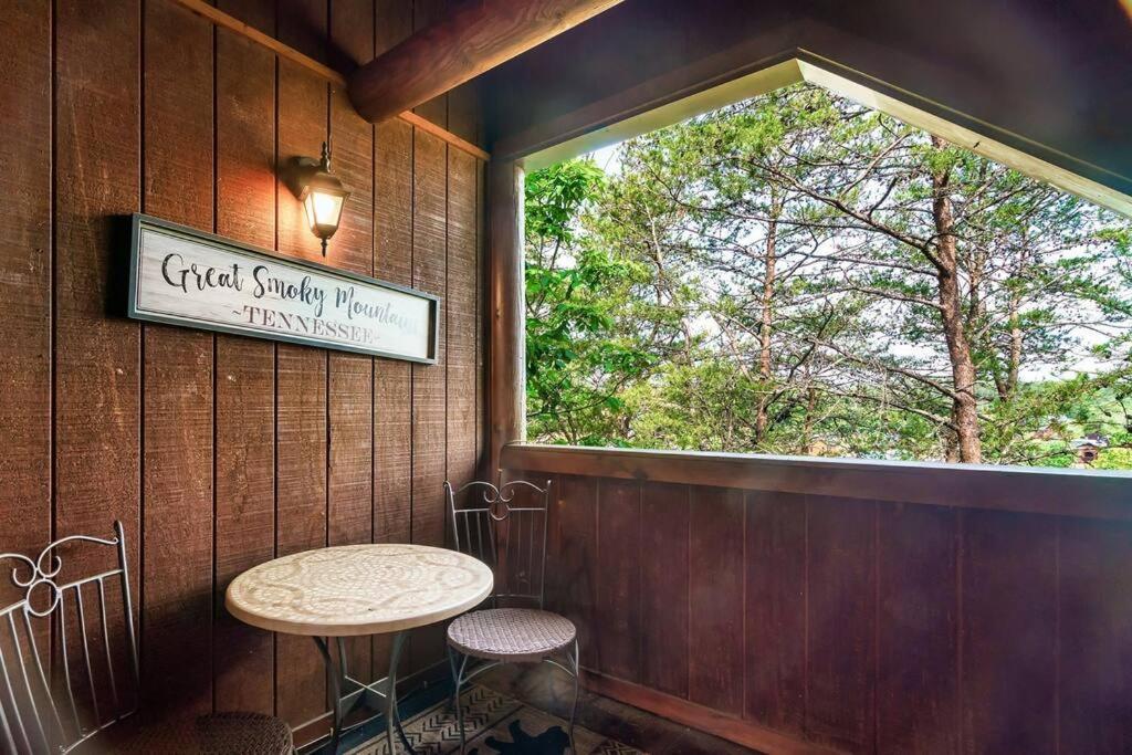 2 Miles From Dollywood Family Resort With Seasonal Outdoor Swimming Pool, Year Around Heated Indoor Swimming Pool, Townhome Style Cabin, Private Hot Tub, Arcade, Tv, Wifi, Kitchen With Refrigerator, Washer And Dryer พิเจนฟอร์จ ภายนอก รูปภาพ