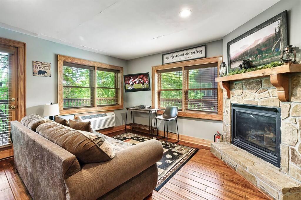 2 Miles From Dollywood Family Resort With Seasonal Outdoor Swimming Pool, Year Around Heated Indoor Swimming Pool, Townhome Style Cabin, Private Hot Tub, Arcade, Tv, Wifi, Kitchen With Refrigerator, Washer And Dryer พิเจนฟอร์จ ภายนอก รูปภาพ